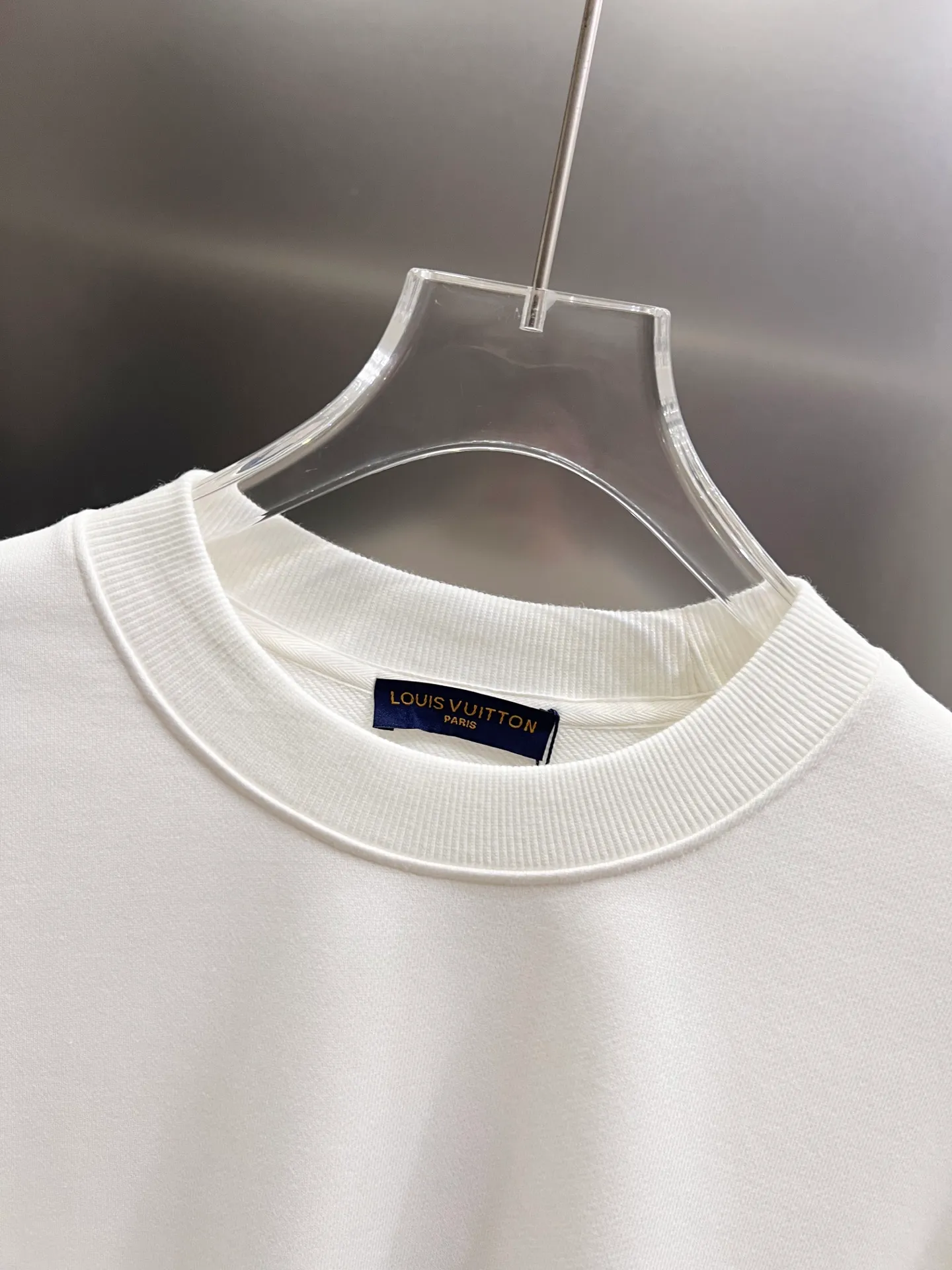 🅿️260 1v Louis*2025 new autumn and winter round neck long-sleeved sweatshirt, large V letter pearl diamond craft design, high-end version! Highly breathable and comfortable, customized double yarn plain cotton fabric. Short-sleeved T-shirt. Same style for men and women. Sizes S M L XL XXL Five sizes black white